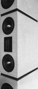 Die Verwendung von High-Performance-Gussbeton als Lautsprechergehäuses in Form dreier Monolithen betonen die Wertigkeit dieses exklusiven Designobjektes. Die, modular aus drei aufeinander stehender Monolithen aus Gussbeton, aufgebaute Form unseres Lautsprechers DIVERSO verleiht dem größten Standlautsprecher von BETONart-audio Portfolio nicht nur klanglich, sondern auch optisch eine verblüffende ästhetische Leichtigkeit.