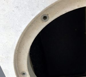 Polyamidgewinde im Beton für eine entkoppelte Verschraubung der Lautsprecherchassis 1
