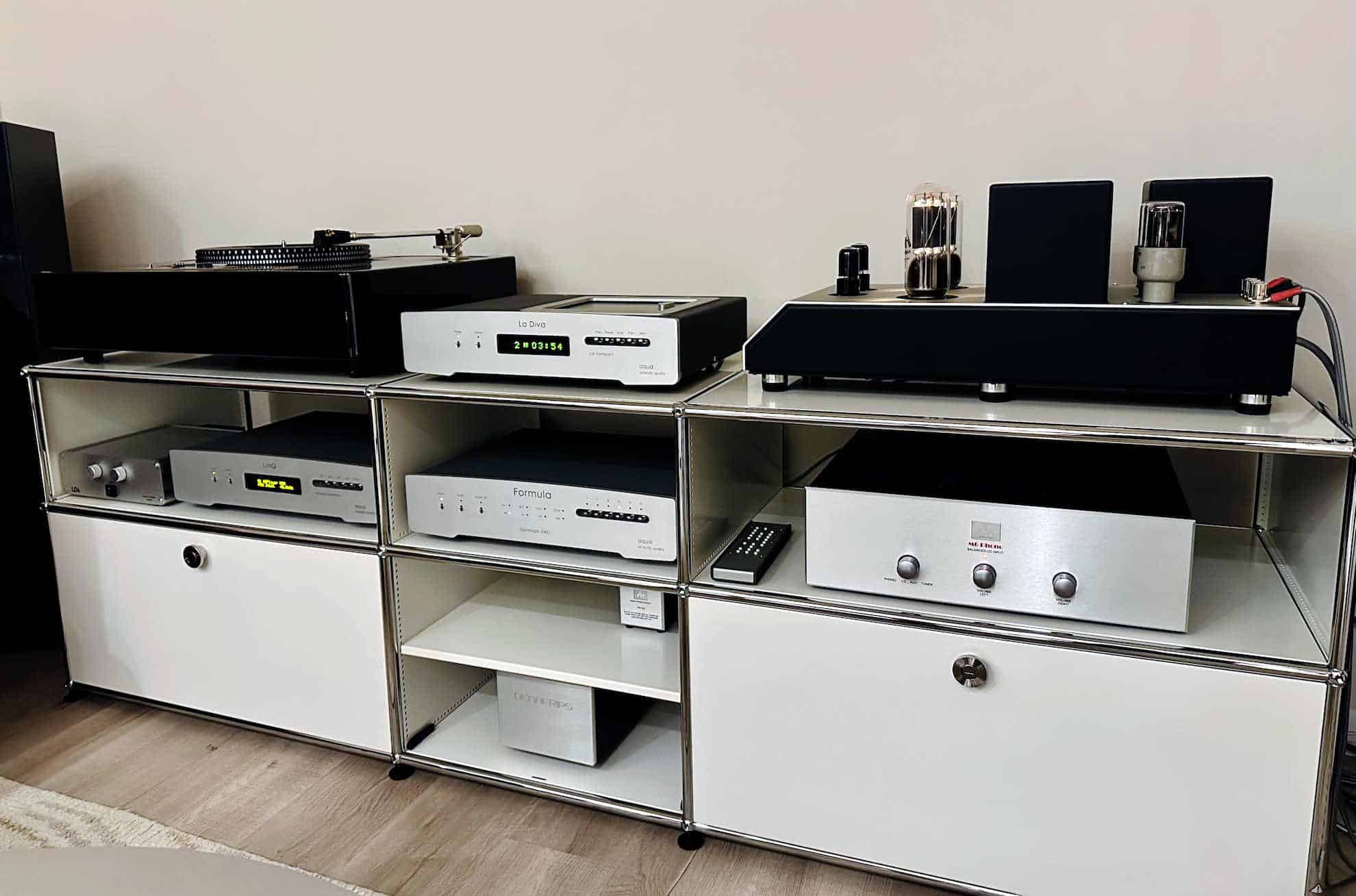 Das AVP-Panel für ein USM Hifi-Rack von Betonart Audio ist eine maßgeschneiderte Lösung, um ein USM-Rack optisch und funktional aufzuwerten. Diese Panels werden aus hochwertigen Materialien wie Beton gefertigt und bieten ein modernes, minimalistisches Design, das perfekt mit den modularen USM-Möbeln harmoniert.